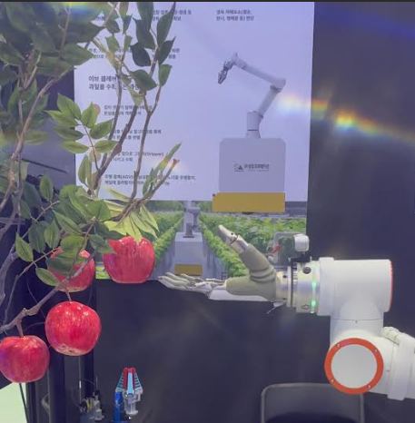 Robotic arm harvesting apples, an example of data-driven AgriTech